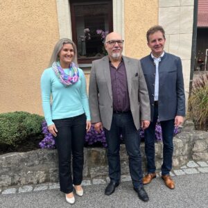 Sellvertretende CSU-Ortsverbandsvorsitzende Christiane Heimisch und CSU-Ortsverbandsvorsitzender Heinrich Thaler gratulieren Dr. Walter Schoger zur Nominierung als Bürgermeisterkandidat für Burgwindheim.