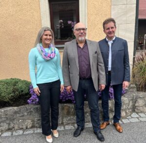 Sellvertretende CSU-Ortsverbandsvorsitzende Christiane Heimisch und CSU-Ortsverbandsvorsitzender Heinrich Thaler gratulieren Dr. Walter Schoger zur Nominierung als Bürgermeisterkandidat für Burgwindheim.